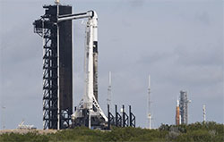 Falcon9-on-pad-wiki-250