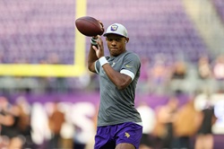 Josh-Dobbs-warms-up-12Nov2023-AP