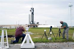 Photographers-Ready-for-Falcon9-Launch-6Dec2020AP_1500